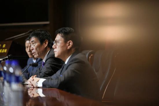 皇马阵中3人重伤，8人缺战本轮，一下没了半队主力皇马官方消息，阿拉巴左膝十字韧带撕裂，多家媒体称阿拉巴赛季报销并错过明年欧洲杯，本赛季皇马已经有三名球员遭遇十字韧带重伤。